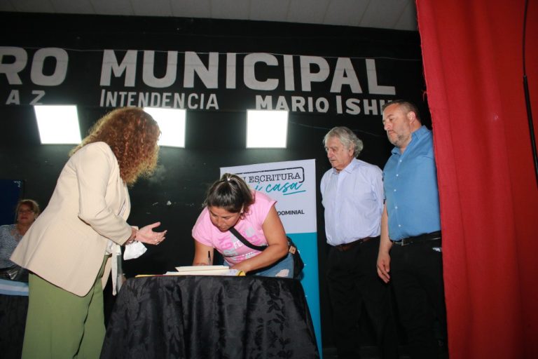 Familias de José C. Paz firmaron las escrituras de sus propiedades