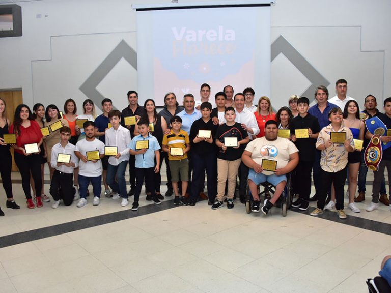 Distinguieron a deportistas en Varela