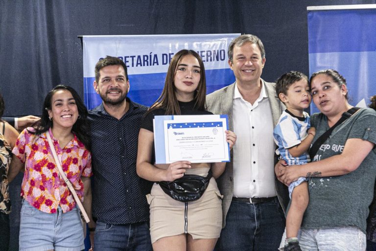 Entregan reconocimiento a entidades de Brown