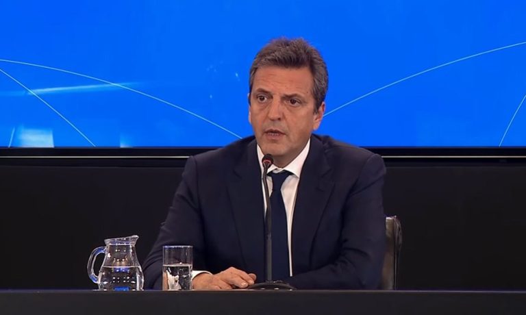 Massa anunció que más de 300.000 trabajadores dejarán de pagar Impuesto a las Ganancias