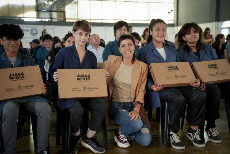 Entregaron netbooks a estudiantes en Bernal