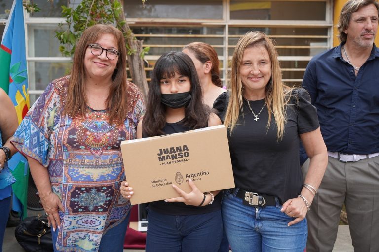 Karina Menéndez entregó notebooks a alumnos de Merlo