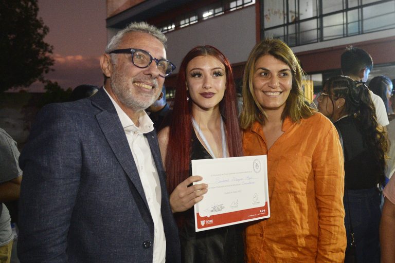 Zamora acompañó los actos de egresados en dos escuelas