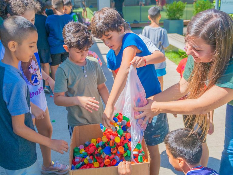 Las Colonias de San Fernando reciclaron más de 13.000 tapitas plásticas para el Garrahan