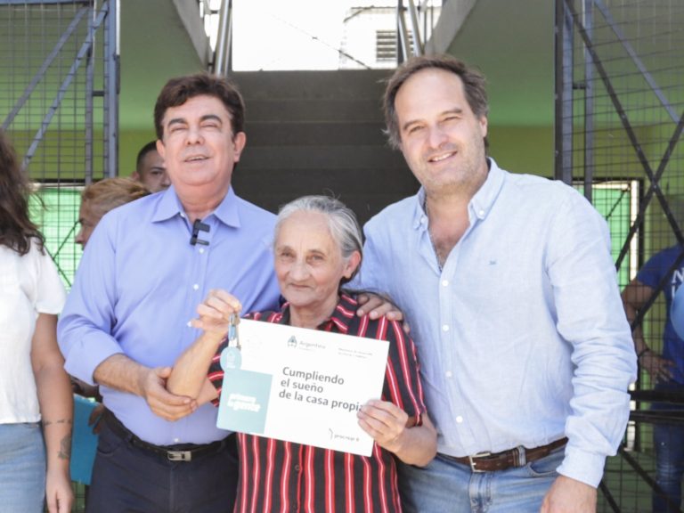 Espinoza y Maggiotti entregaron casas a familias de La Matanza