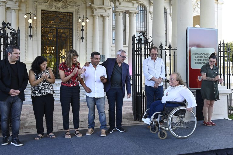 Zamora reconoció la labor de empleados municipales que cumplieron 25 años al servicio de la comunidad