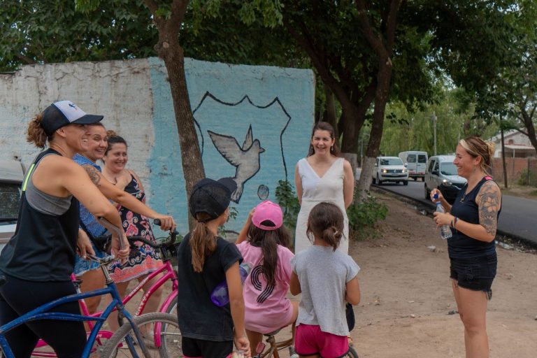 Mariel Fernández recorrió las obras en barrio Altos de La Reja