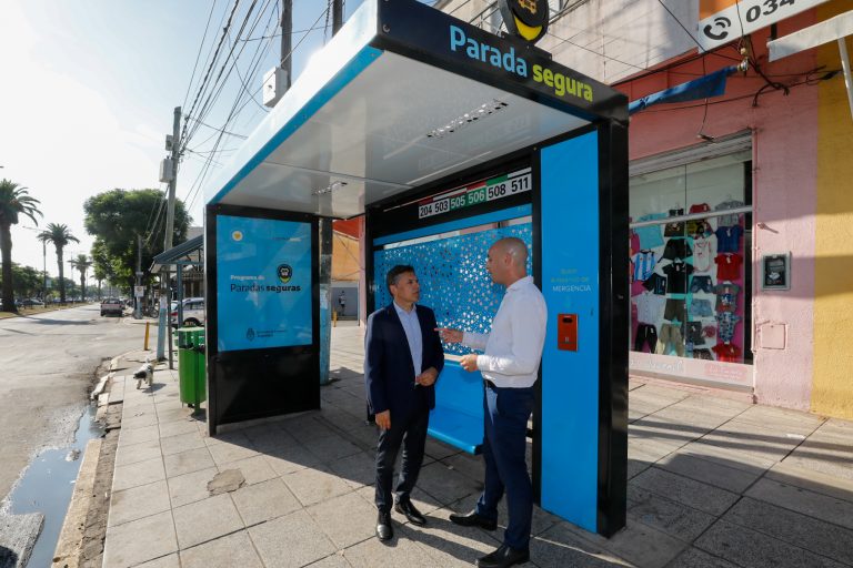 Continúa la instalación de más Paradas Seguras en Escobar