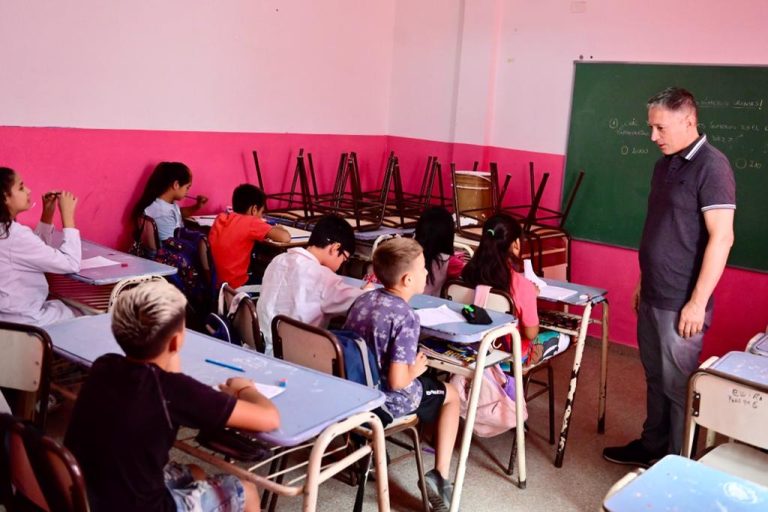 Refaccionan escuela en El Zaizar