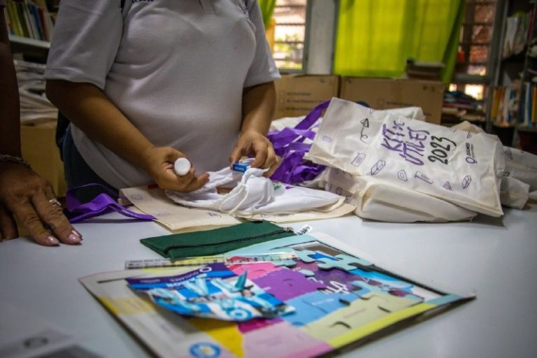 En Quilmes entregaron kits de útiles en escuelas y jardines