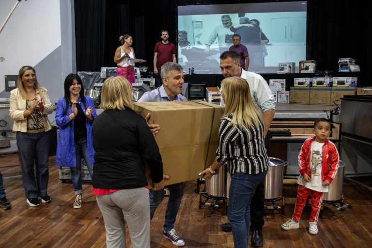 Más de 200 emprendedores de Hurlingham recibieron artículos para mejorar sus proyectos