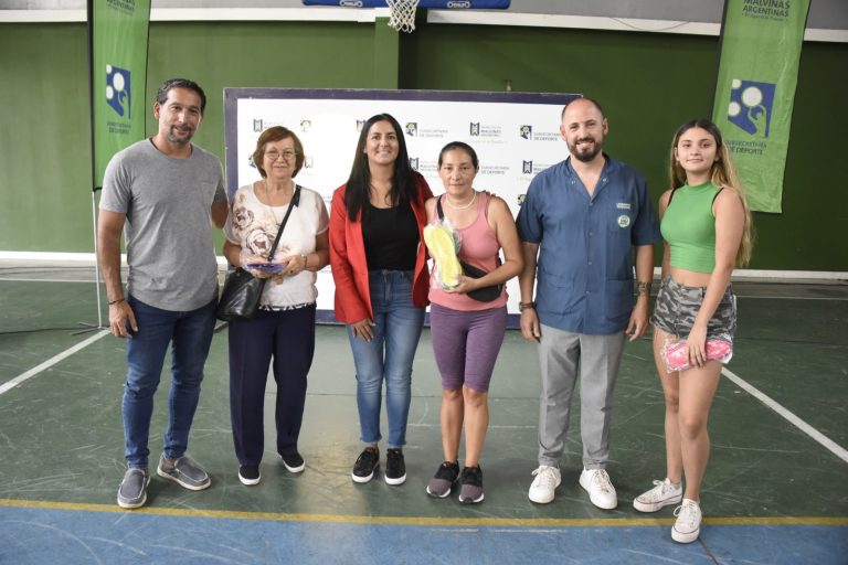 Correa encabezó la entrega de plantillas ortopédicas en el Polideportivo de Villa de Mayo