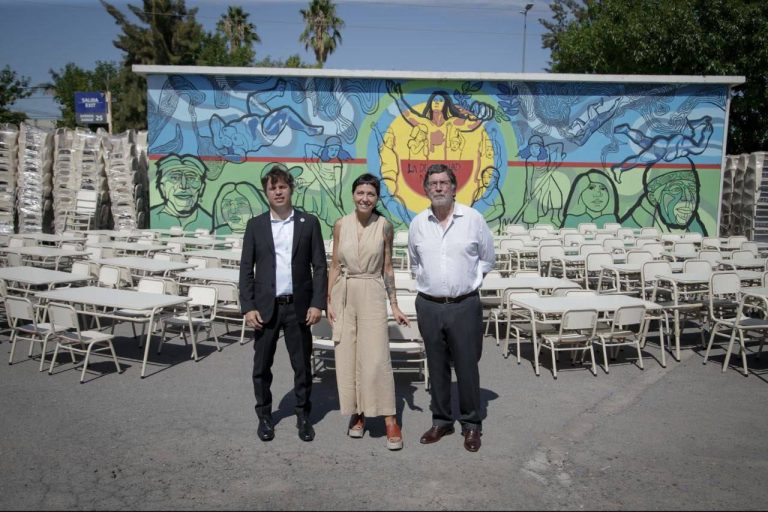 Mayra Mendoza y Kicillof entregaron mobiliario escolar a instituciones de Quilmes