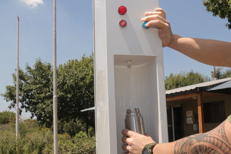 Instalarán dispensers solares de agua caliente y cargadores de celulares en plazas de Morón