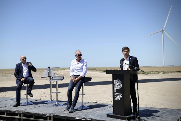 Kicillof recorrió obras en el Parque Eólico Pampa Energía IV