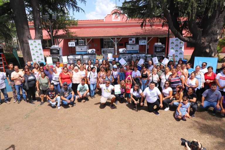 Entregaron maquinaria a emprendedores de Esteban Echeverría