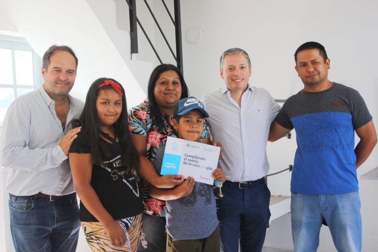 Relocalizan familias en el barrio Montecarlo