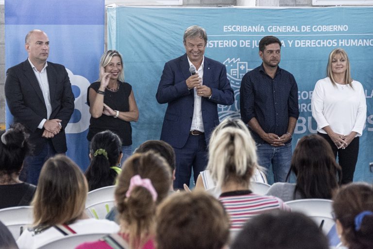 Entrega de escrituras para 200 familias de Almirante Brown