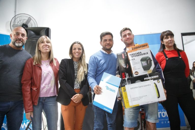 Entregaron maquinaria a emprendedores en Brown