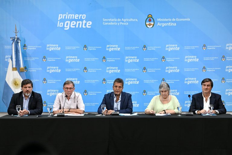 Massa anunció medidas para reforzar la prevención y los controles por la gripe aviar