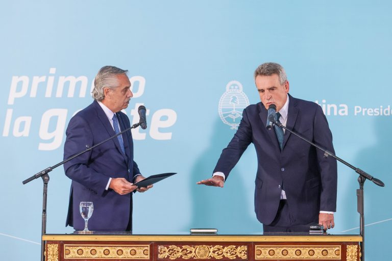 Alberto Fernández le tomó juramento a Agustín Rossi como nuevo jefe de Gabinete