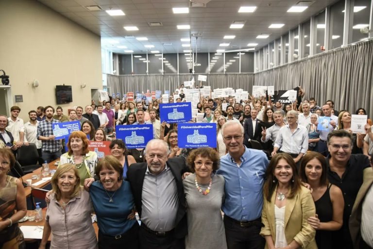 Docentes y estudiantes fueron a defender la Universidad de Pilar a la Cámara de Diputados