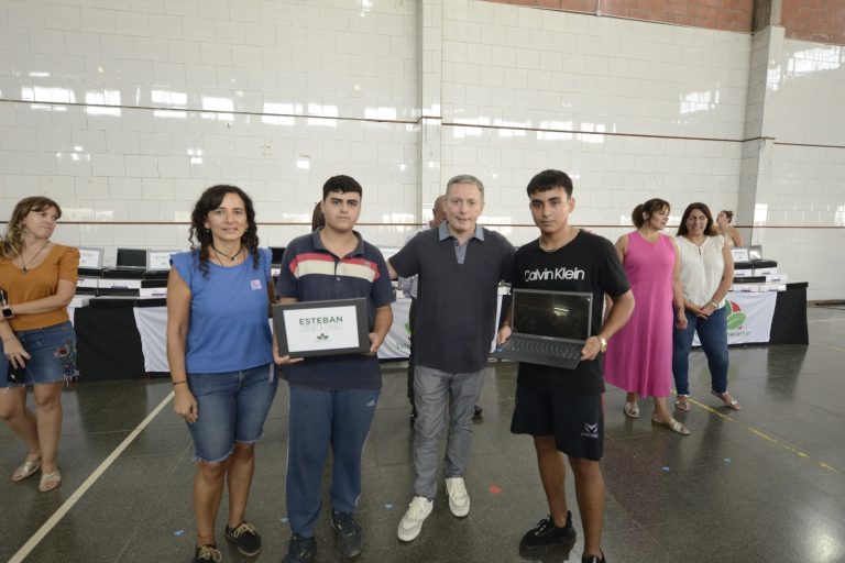 Entregaron netbooks a estudiantes de Esteban Echeverría