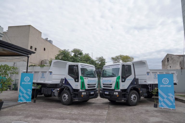 Entregan camiones volcadores para residuos en San Vicente