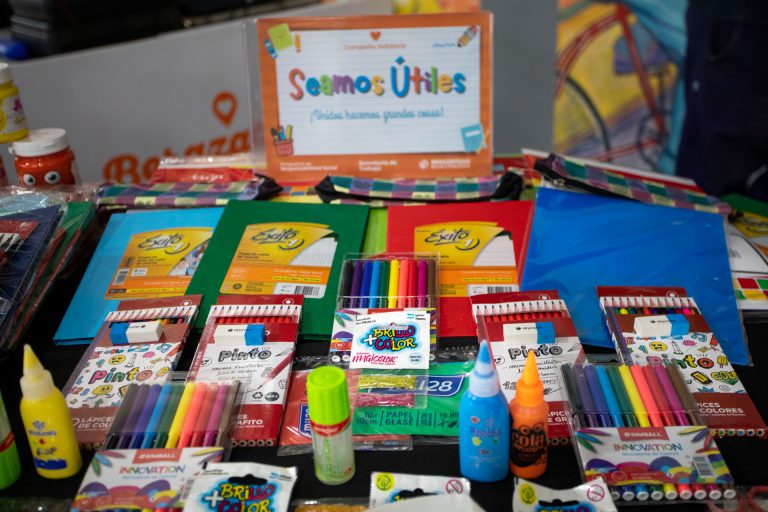Entregaron kits escolares en Berazategui