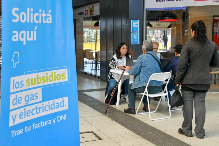 La gente ya puede inscribirse en las estaciones de trenes para recibir el subsidio a la energía