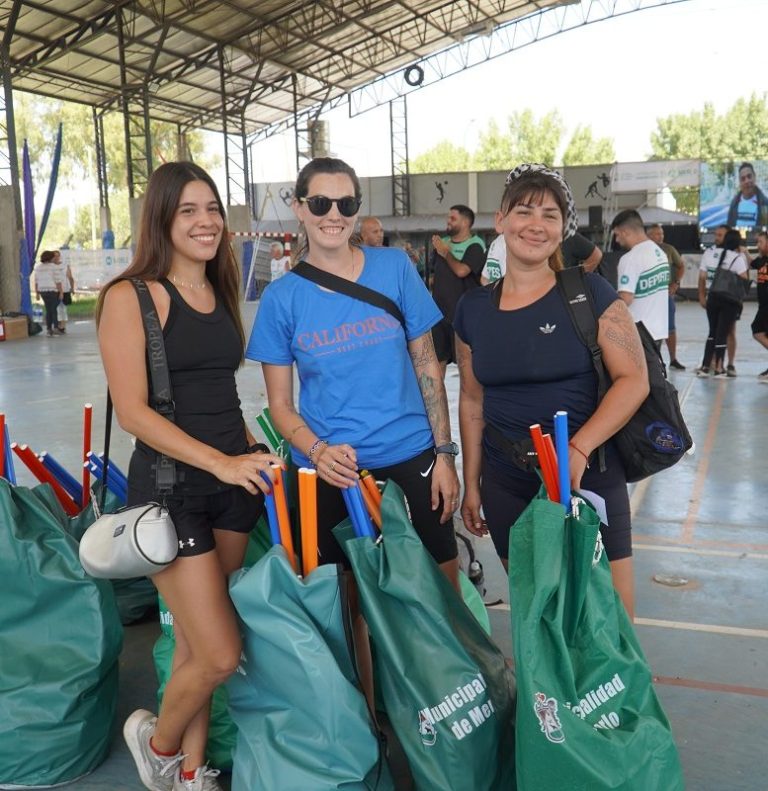 Entregaron kits deportivos a escuelas de Merlo