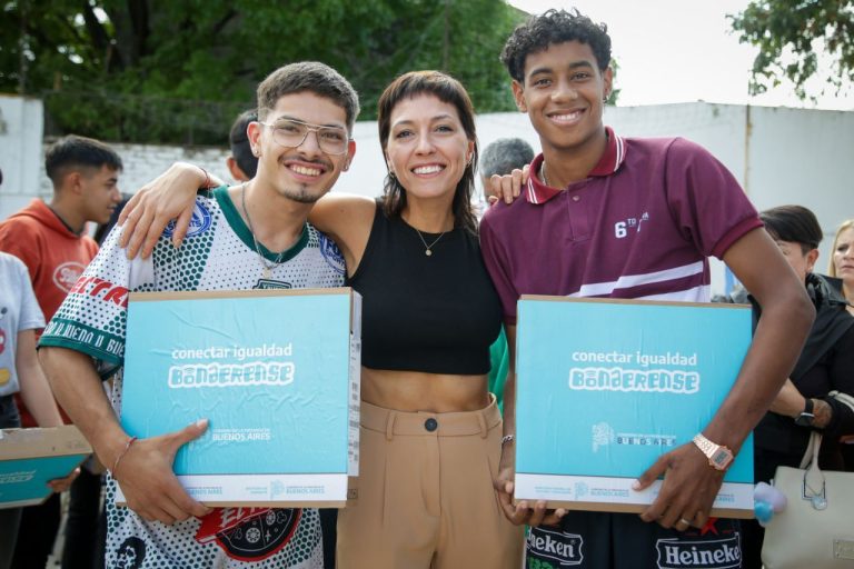 Entregaron netbooks a estudiantes en barrio IAPI