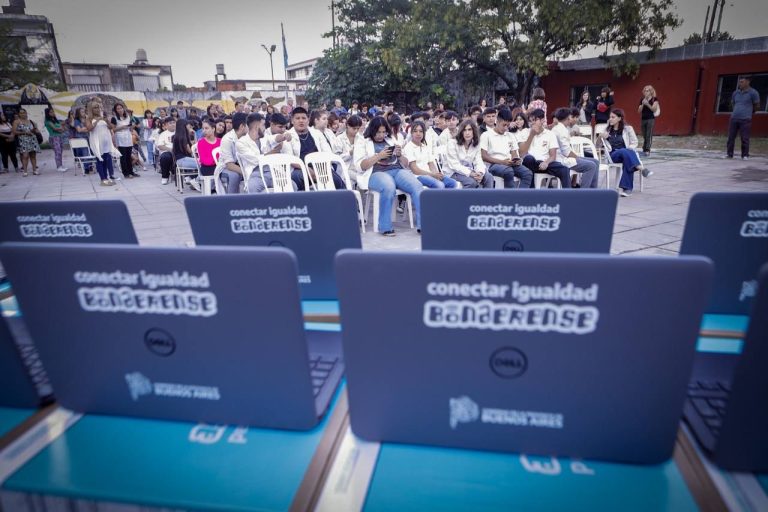 Entregaron netbooks a estudiantes de Quilmes