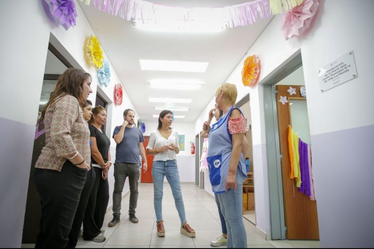 Mayra Mendoza recorrió las obras del Jardín Municipal Nº4