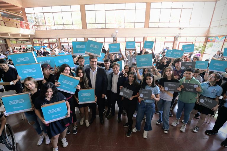 Kicillof encabezó la entrega de 251 netbooks a chicos de Luján