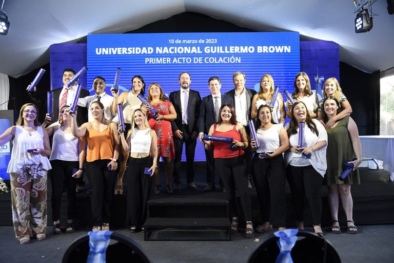 Primeros graduados en la UNAB