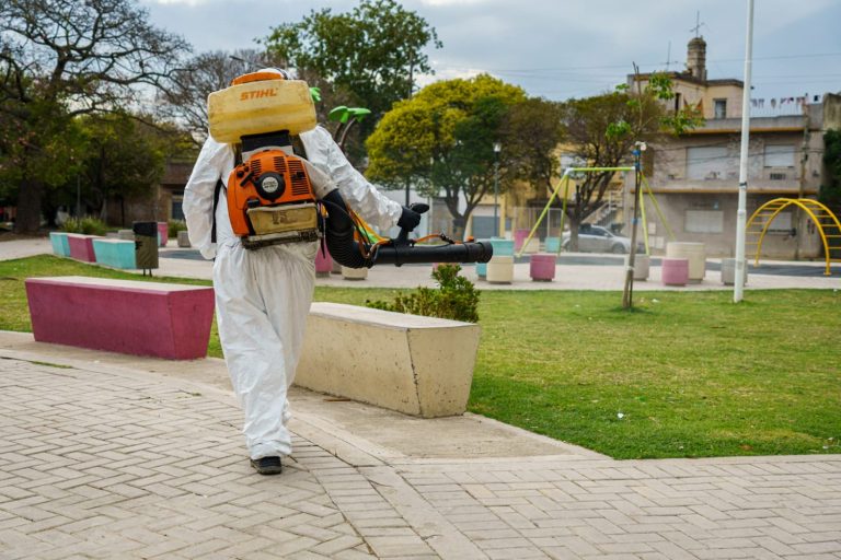 Trabajos de fumigación en barrios de Tres de Febrero