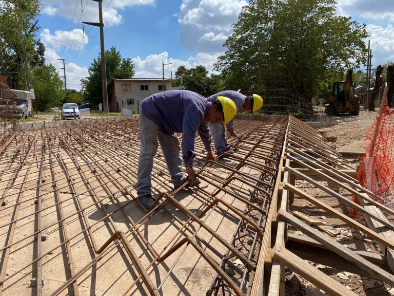 Pavimentan calles en márgenes de Arroyo del Rey