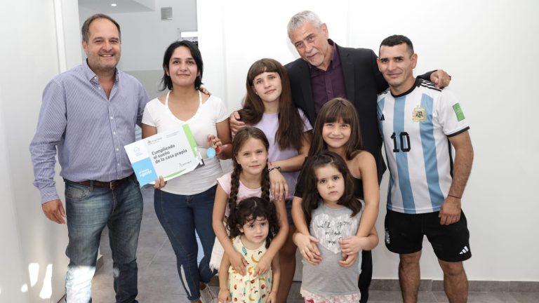 Ferraresi entregó más viviendas para las familias del Barrio Azul