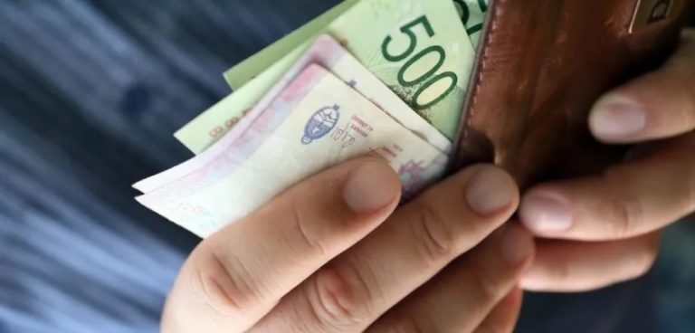 El gobierno oficializó la suba del Salario Mínimo, Vital y Móvil