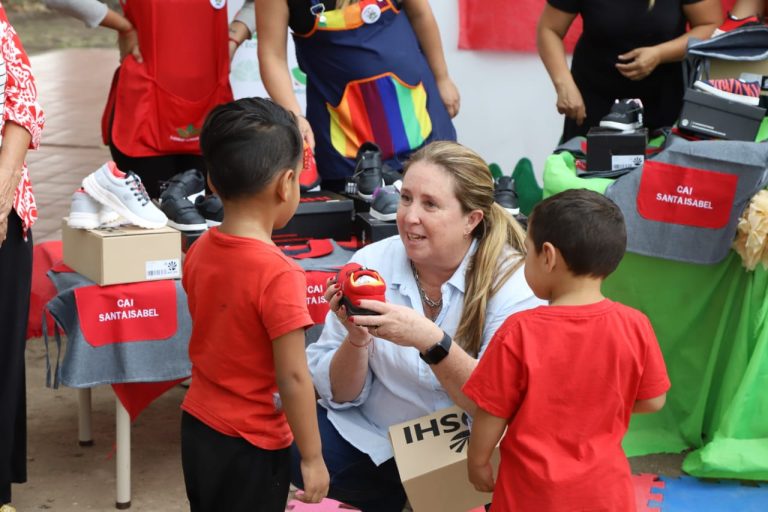 Entregan zapatillas a chicos en Esteban Echeverría