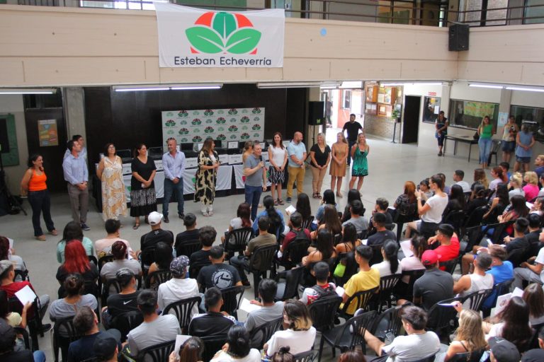 Entregaron 300 notebooks en Esteban Echeverría