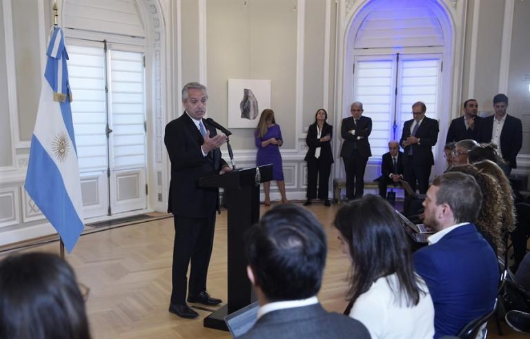 Fernández le envió un mensaje al FMI durante un discurso en la Cumbre por la Democracia