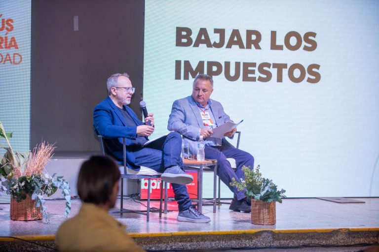 Valenzuela expuso en Córdoba su caso de baja de impuestos