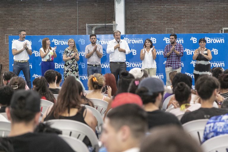 Entregaron kits deportivos a escuelas de Almirante Brown