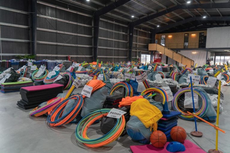 Entregan más de cien kits deportivos a instituciones