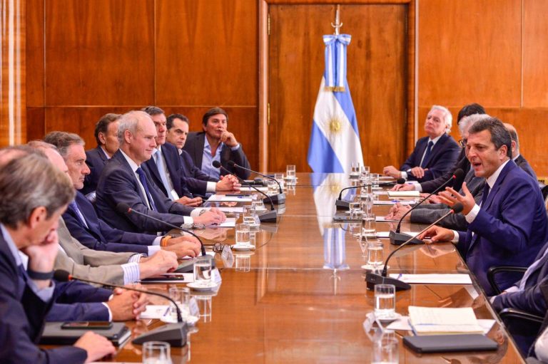 Massa acordó con los bancos un canje de la deuda en pesos