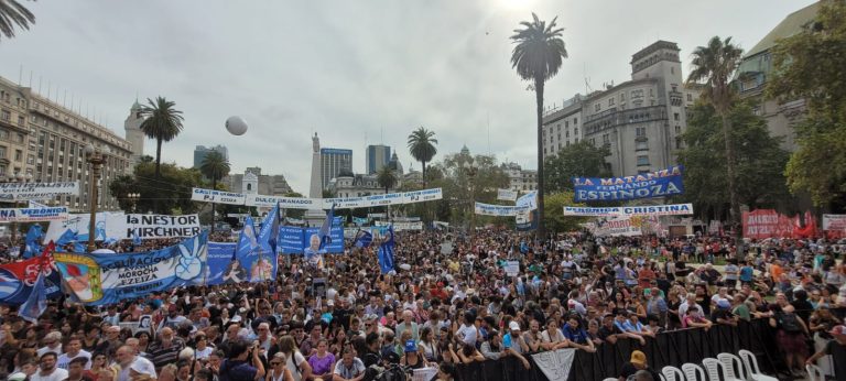 Una multitud conmemoró el “Día de la Memoria” en Plaza de Mayo
