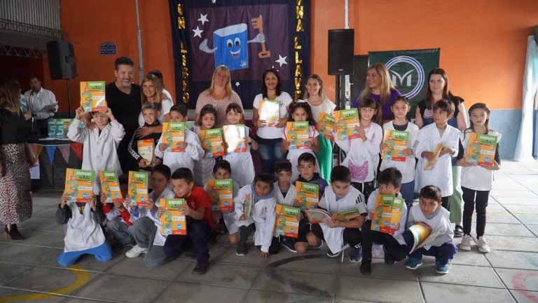 Realizan una nueva entrega de libros para escuelas de Merlo