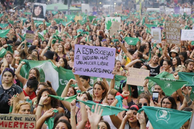 Miles de mujeres salieron a las calles para exigir soluciones